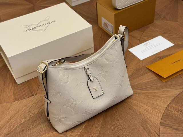 折叠盒 Size：26.32Cm Lv Carryall 年度包王 带有蝴蝶结的腋下包喜欢吗， 内附一只收纳零钱包， 性