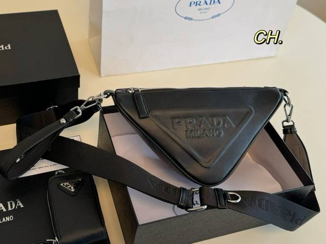 配盒 Size:21×15 Prada 普拉达新款十字纹三合一三角包 经典的三角形设计几何图案 线条时尚利落，轻便能装