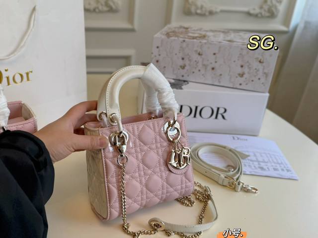 大号 小号 折叠盒飞机盒 Size：20×17大号 16×15小号 Lady Dior 迪奥戴妃手提包 以藤格纹缉面线打造醒目的