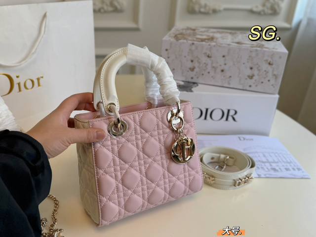 大号 小号 折叠盒飞机盒 Size：20×17大号 16×15小号 Lady Dior 迪奥戴妃手提包 以藤格纹缉面线打造醒目的