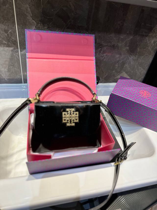 折叠礼盒 托里伯奇tory Burch Britten 漆皮手提包 光泽平整的皮面，小巧精致的戴妃造型，一见惊艳，再见倾心。 明线减弱了