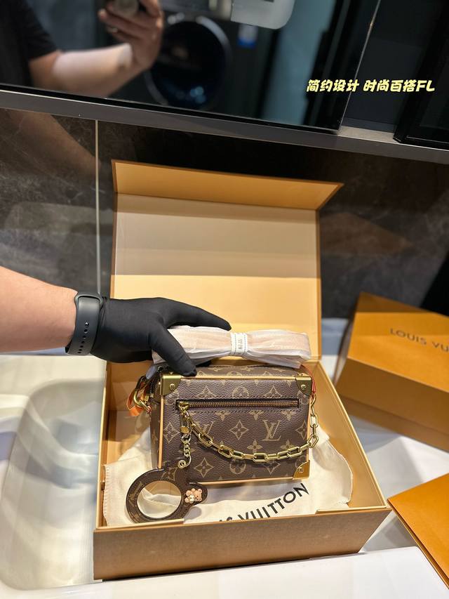 礼盒包装 Lv 限定款方盒子包 小箱子 今年最好看的一只包男女通吃 Lv的这只软盒子mini Soft Trunk 真是lv今年最时髦的小包了吧！虽说是 - 点击图像关闭