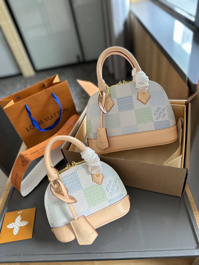 礼盒包装 Lv 24新品 贝壳包 原版高品质 包包这款retiro 手袋以标志性的老花面料制成 经典永恒。优雅低调的外形设计和宽敞的包身更加入了实用性。