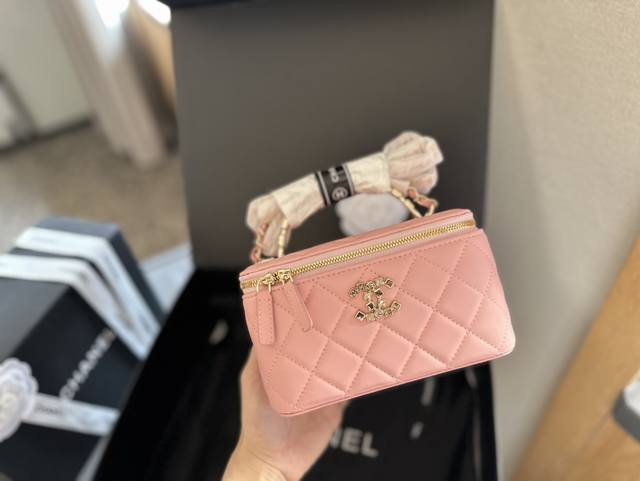 折叠礼盒包装 Chanel 新品 高级镶金镂空编织手柄 盒子包 化妆包 小箱子 最近的盒子包系列真的好火，小盒子当然是异常可爱啦。尺寸 16 10 8C