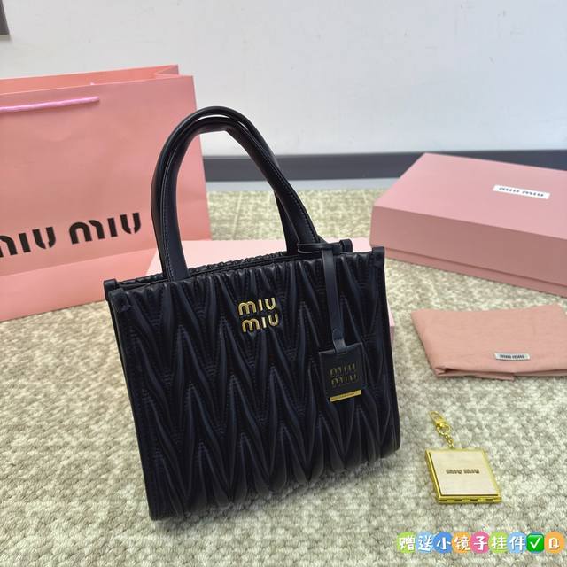 折叠盒 Miumiu小琴谱包 Miumiu缪缪裸粉色黑色tote褶皱斜挎手提包托特小羊皮肩带包洋气经典又实用 很nice超实用24.20Cm D