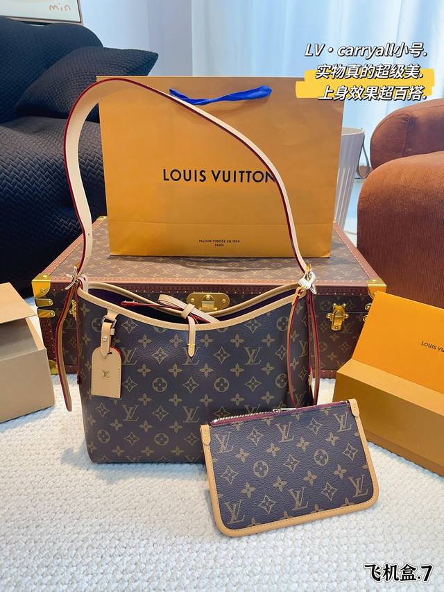 配礼盒 Lv Carryall 新款购物袋 这款包真的太有味道了，浓浓的复古风情，Vintage 的精髓体现的淋漓尽致，灵感源自档案馆的复古细节，尤其值