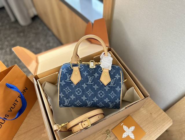 变色皮 折叠礼盒包装 Lv Speedy 20丹宁牛仔枕头包 Lv 新款系列 枕头包 手袋,全网首发 Lv Speedy Nano 枕头包这款r