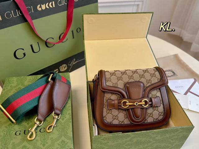 折叠盒 Size:21×16 Gucci 古驰1955经典马衔扣马鞍包 经典马衔扣金属logo， 复古风满满又不失高级感！ Dd - 点击图像关闭