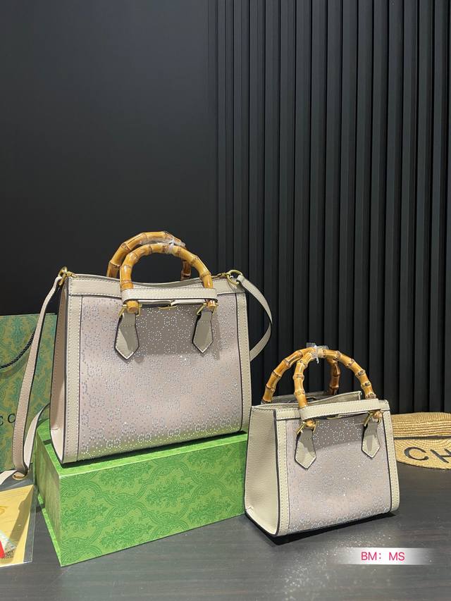 小号 大号 配折叠礼盒 Gucci 限定满天星 Diana 竹节手袋 赶紧捂好钱包哦！ 方正廓形！精简百搭！ 竹节搭配带