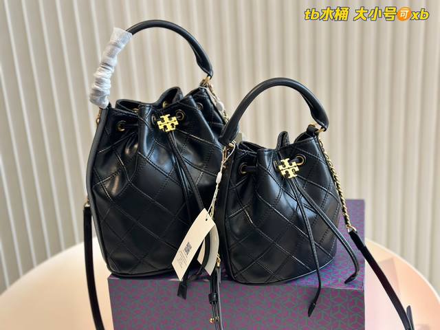 折叠盒 Tory Burch 新款 Soft Fleming系列小水桶 黑色和奶白色真的好美好知性，做旧金扣手提斜挎都可以可爱优雅。24*24/18*1 - 点击图像关闭