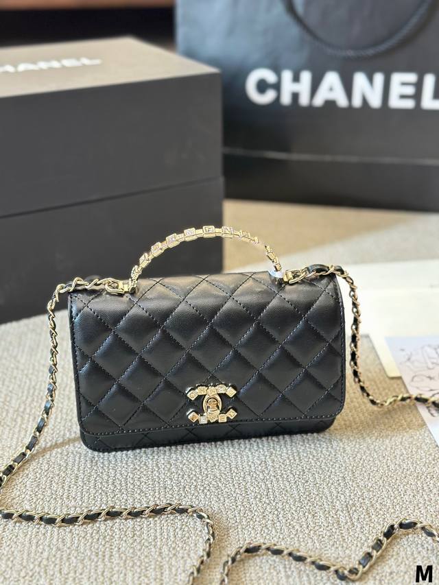 Chanel 铁手提发财 慵懒随性又好背 上身满满的惊喜 高级慵懒又随性 彻底心动的一只 Size：20 12Cm Dd