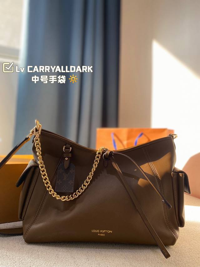 小号 Carryalldark 中号手袋 本款 Carrvall Dark 中号手袋以柔软羊皮革塑造时尚慵懒 廓形为 2024 春夏秀场