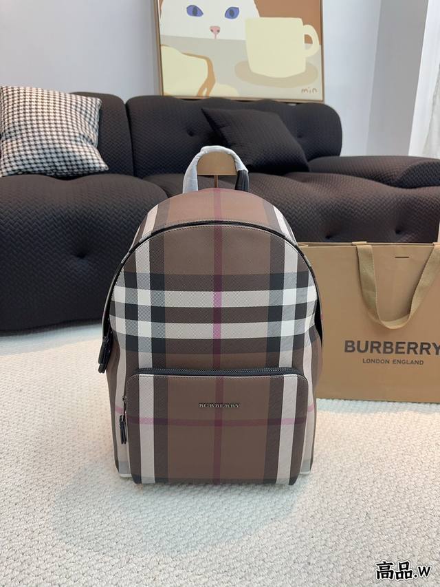 巴宝莉双肩包burberry爆款双肩包款式轻便 背包以标志性 Burberry Trench 作为灵感来源采用与棉质嘎巴甸同为密织结构的柔韧尼龙材质可调式帆布拼