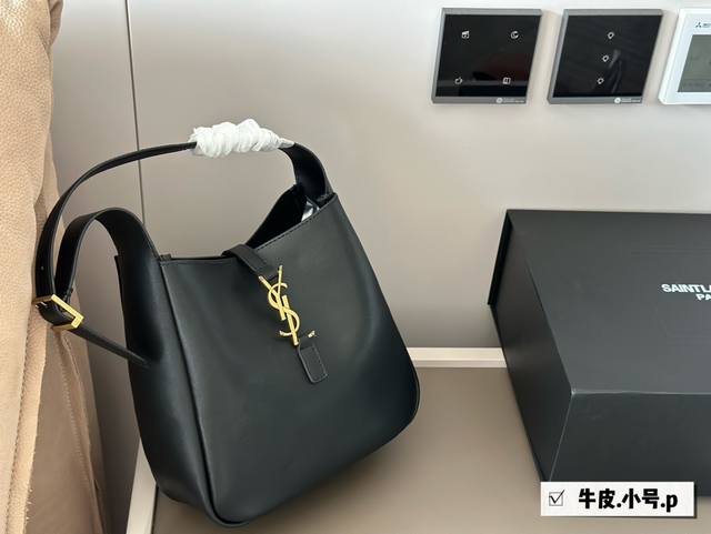 配盒 牛皮 Size： 22*21Cm 小号 谁还没拥有 Ysl Soft Hobo！大爱这款包呀 实用性超强的！ 大包