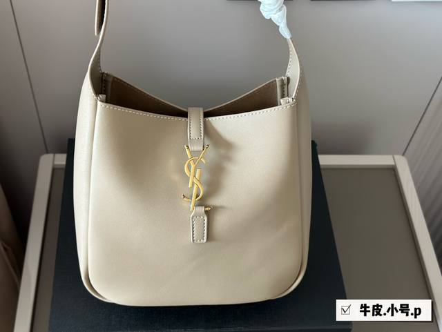 配盒 牛皮 Size： 22*21Cm 小号 谁还没拥有 Ysl Soft Hobo！大爱这款包呀 实用性超强的！ 大包