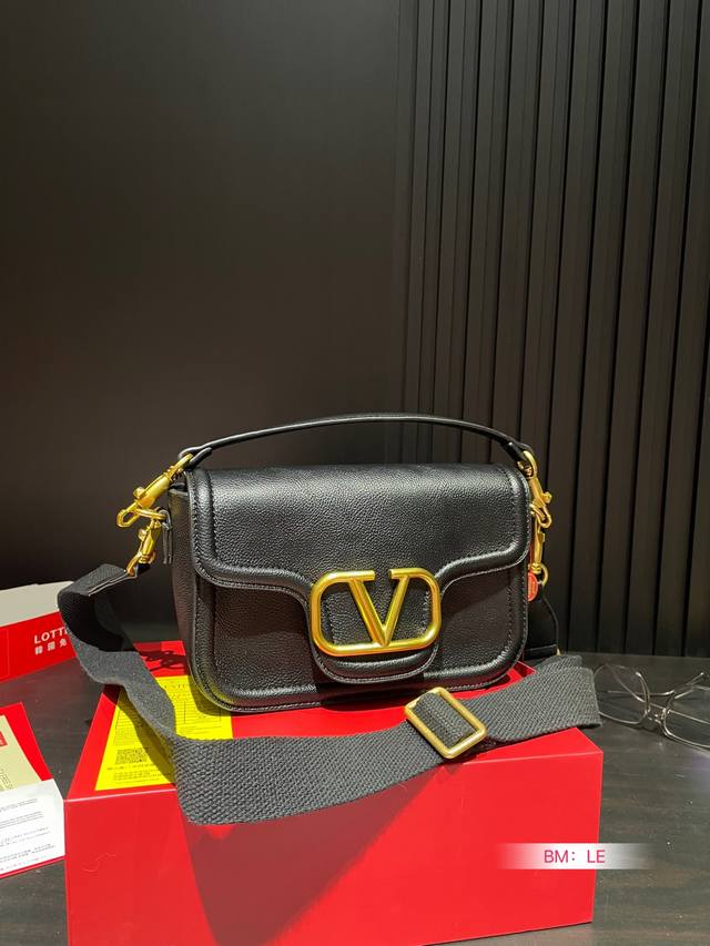 配折叠礼盒 华伦天奴valentino女士 Valentino 秀款 Black Tie Valentino Letter Bag 来自vale