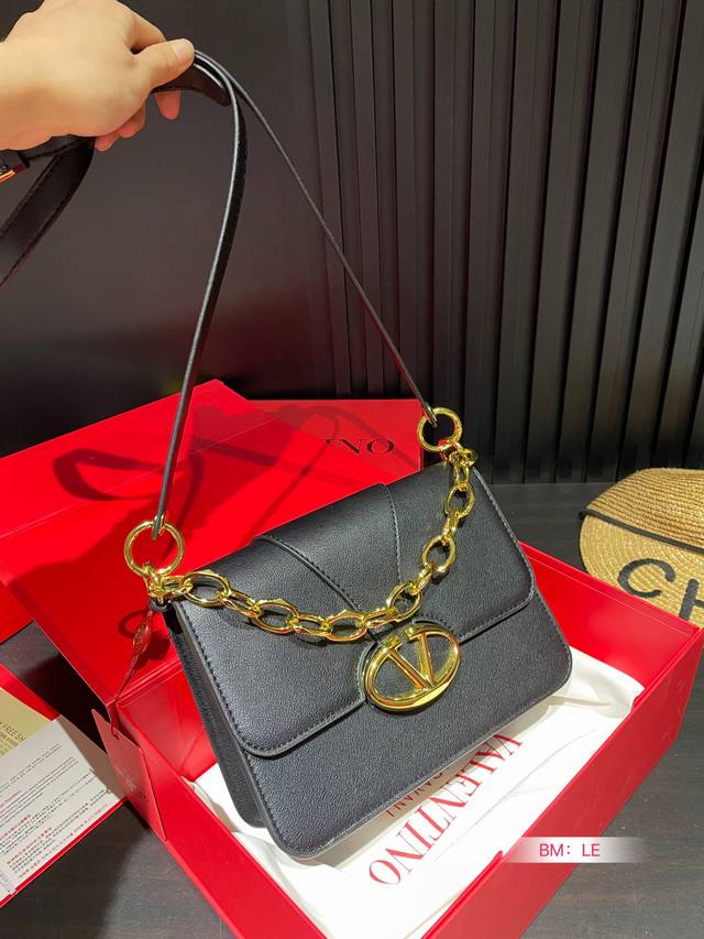 配折叠礼盒 华伦天奴valentino女士 Valentino 秀款 Black Tie Valentino Letter Bag 来自vale