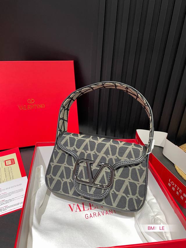 小号 配盒 华伦天奴valentino女士 Valentino 秀款 Black Tie Valentino Letter Bag 来自vale