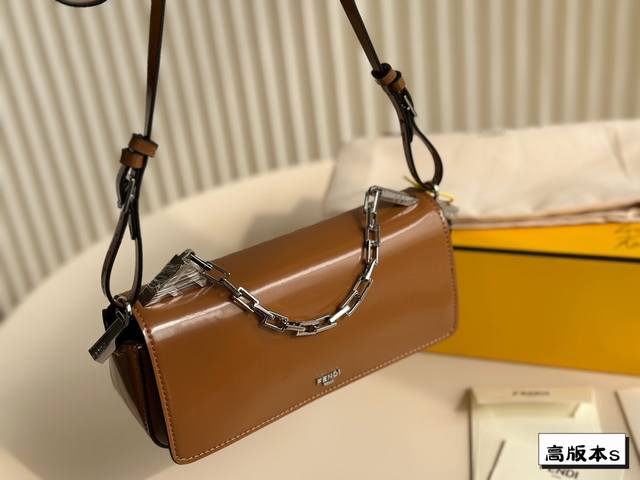 折叠盒 Fendi First Sight 手袋 全皮制作，饰有大型f图案金属配饰及链条，相称色调皮革内里，配有手提包镜子以及2个口袋，搭配复古银色金属