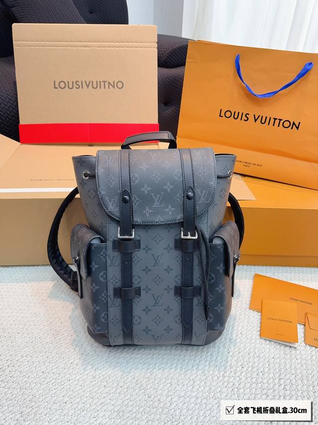 配飞机礼盒. Lv 新品 双肩包 重新演绎远足背包的精神。老花色调搭配多个口袋和一块带摁扣的皮革翻盖，以确保包内物品安全。精美百搭 尺寸：30*11*3