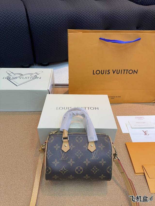 配飞机礼盒. Lv Speedy Nano 18枕头包 这款retiro 手袋以标志性的lv老花面料制成，搭配奢华的变色牛皮饰边，经典永恒。优雅低调的外