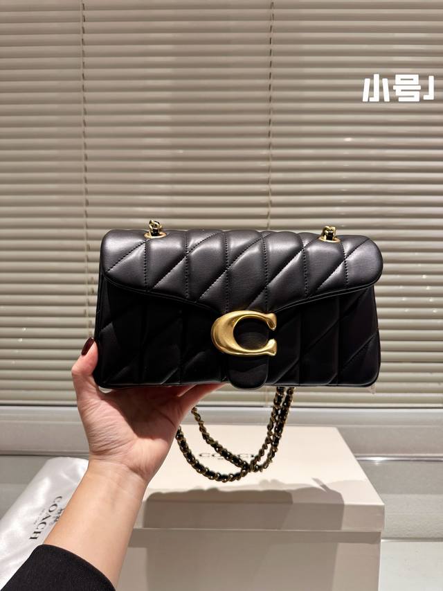 礼盒 Coach All Black链条 。Otabby 系列新款 Coach 链条 ”。包包天花板来啦~ 暗黑系高级感拉满的全黑金属扣