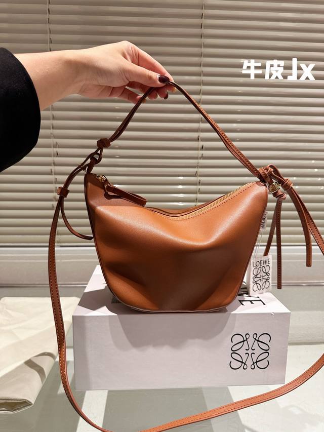 升级版 Size：底宽17 上宽27*高16Cm Loewe Hammock Hobo Loewe 罗意威吊床包超可爱 看预告就