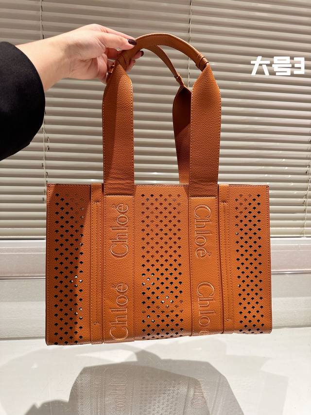 配盒 Size：37Cm 26Cm Woody Tote Mini实在是太好看啦！ 尺寸刚刚好哦！ 可以放下大尺寸手机