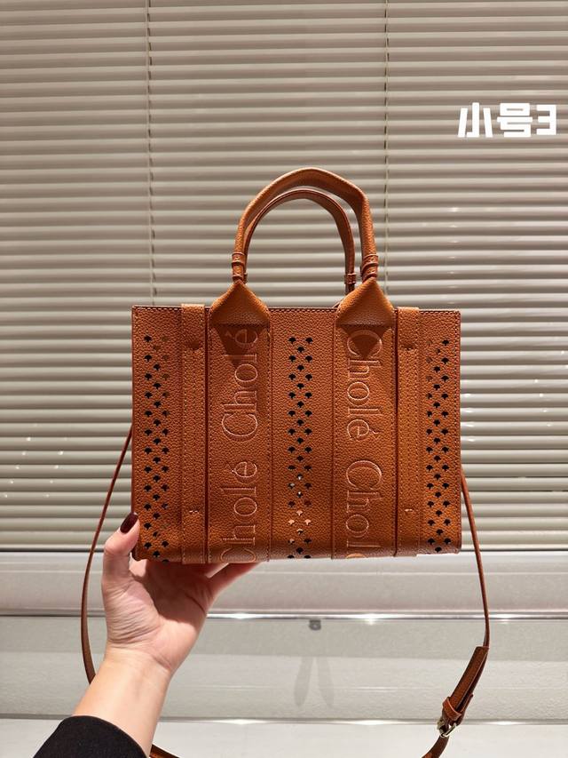 配盒 Size：37Cm 26Cm Woody Tote Mini实在是太好看啦！ 尺寸刚刚好哦！ 可以放下大尺寸手机