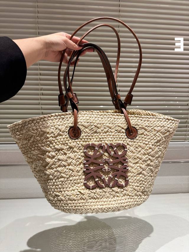 配飞机盒 超级火爆的罗意威 编织菜篮子，Loewe Basketa|夏日编织菜篮子 很有好感的一个basket.高级师傅纯手工编织带着loewe经典棕l