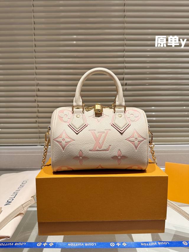 牛皮版本 折叠礼盒 Lv Speedy 20Cm枕头包 无论版型 内里和专柜毫无差别 真正原版复刻 内里可拆卸 火遍全球的爆款机场大包 机车女神包 明星