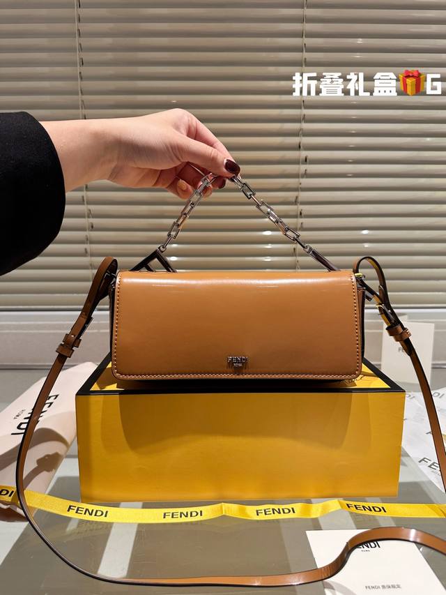 折叠盒 Fendi First Sight 手袋 全皮制作，饰有大型f图案金属配饰及链条，相称色调皮革内里，配有手提包镜子以及2个口袋，搭配复古银色金属