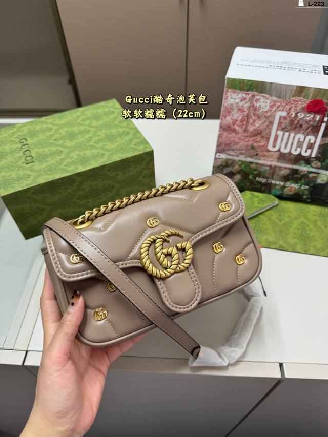 22厘米 酷奇gucci Marmont徽章链条包 软乎乎的gg Marmont新款包包 膨膨的包型好像小泡芙一样太可爱啦！ L