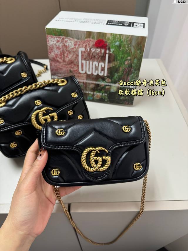 迷你 酷奇gucci Marmont徽章链条包 软乎乎的gg Marmont新款包包 膨膨的包型好像小泡芙一样太可爱啦！ L-2