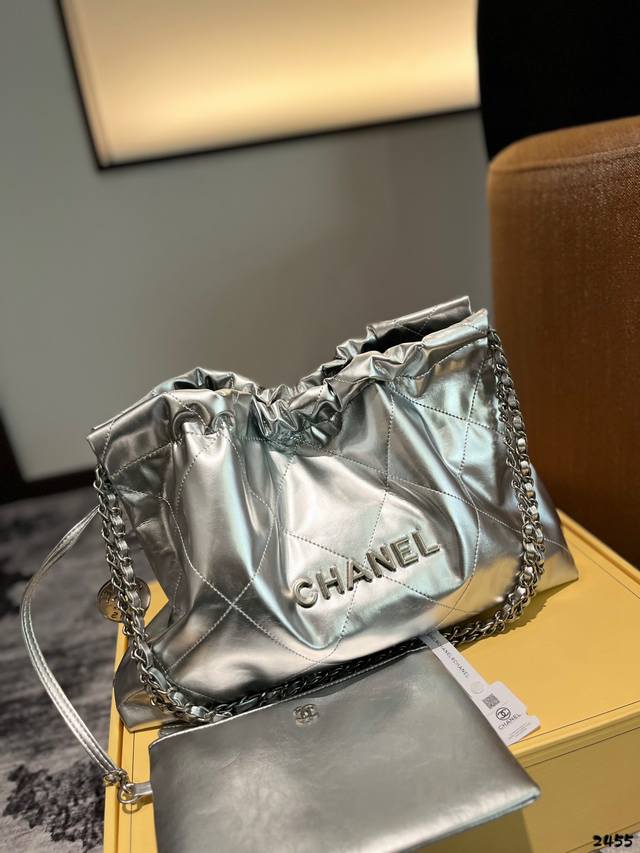 Chanel 22Bag |以数字命名的“垃圾袋” 2021 年10 月，Chanel 品牌艺术总监virginie Viard在2022年春夏 时装秀_上推出