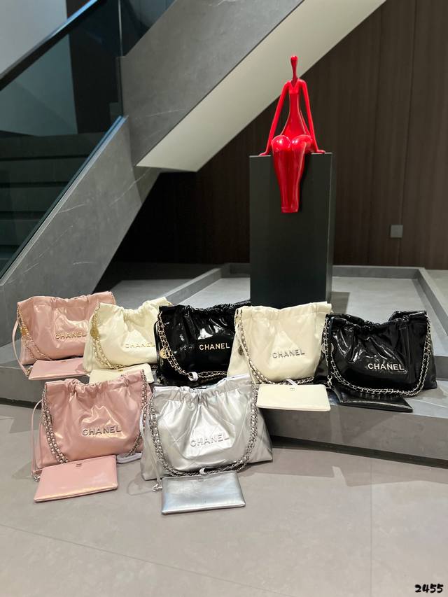 Chanel 22Bag |以数字命名的“垃圾袋” 2021 年10 月，Chanel 品牌艺术总监virginie Viard在2022年春夏 时装秀_上推出