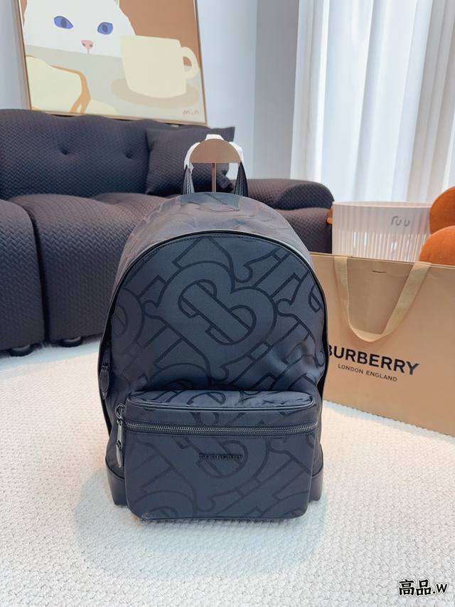 巴宝莉双肩包burberry爆款双肩包款式轻便 背包以标志性 Burberry Trench 风衣面料作为灵感来源采用与棉质嘎巴甸同为密织结构的柔韧尼龙材质可调