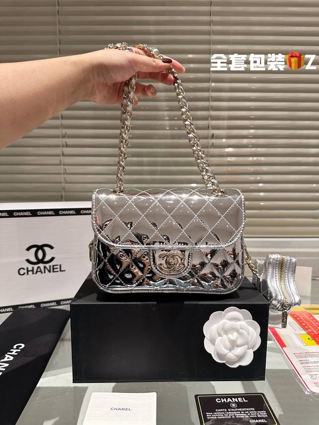 原单牛皮 配盒 升级版 Size：19Cm Chanel香奈儿24C 漆皮包 这个金色银色真的是太太太好看了 还有小星星哦！ D