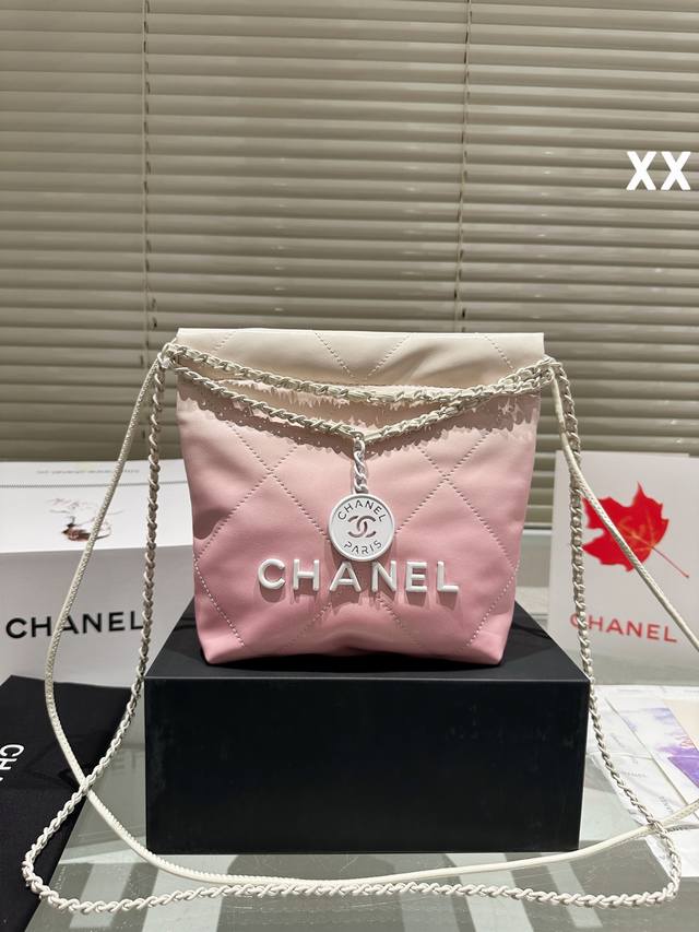 渐变色 飞机盒折叠 Chanel 2024Ss迷你垃圾袋#大爆款预测 天呐chanel Mini垃圾袋也太美了叭颐 预测下一个大爆款翻