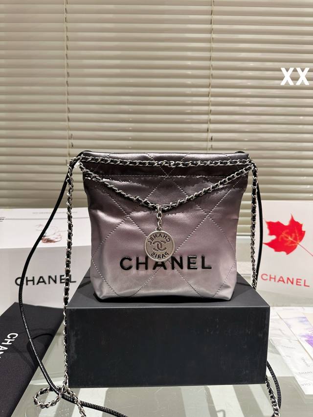 渐变色 飞机盒折叠 Chanel 2024Ss迷你垃圾袋#大爆款预测 天呐chanel Mini垃圾袋也太美了叭颐 预测下一个大爆款翻