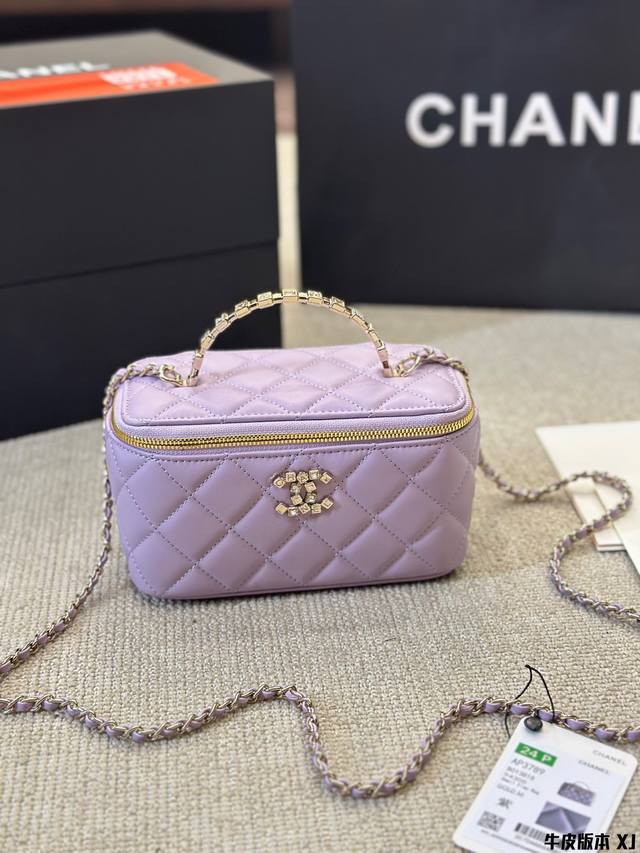 牛皮版本 新品 Chanel 24K水钻 手柄化妆长盒子 自带镜子〇随身随地可补妆 低调优雅的钌银色手柄镶嵌小钻石： 近看很精致