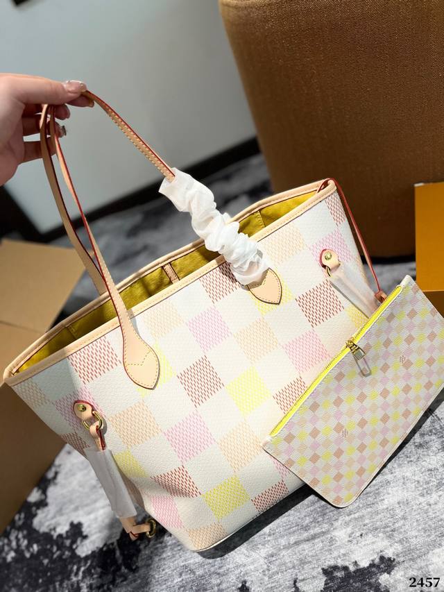 Lv 经典购物袋 Neverfull 全新演绎经典手袋，探索袋内精致细节。重新设计的内袋采用了清新的织物内衬和灵感源自档案馆的复古细节，最值得称道的莫过于可脱卸