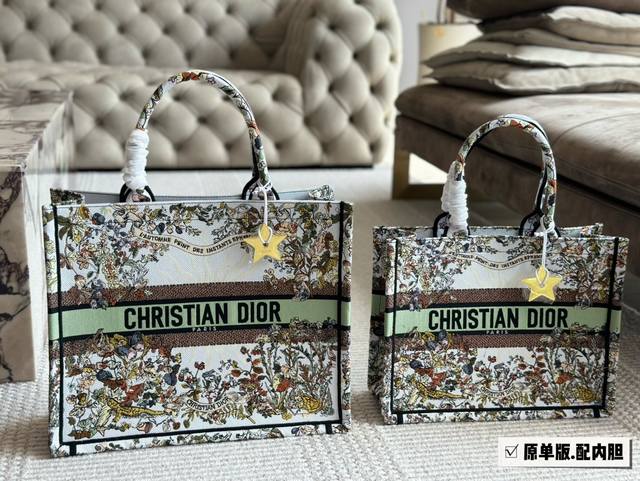 Dior 原版布提花 Dior Book Tote今年最喜欢的一款购物袋 Tote我用的次数最多的包，因为容量超级大，不管什么东西都向里面放，当然凹造型也是必须