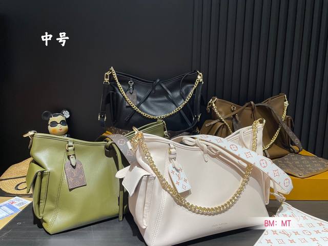 中号 配折叠盒子 Lv 新款羊皮 Carryall 对比三月上市的iv新品直戳我心！ 男生也能背的全新纯黑 Carryall 男生背也超好看特别