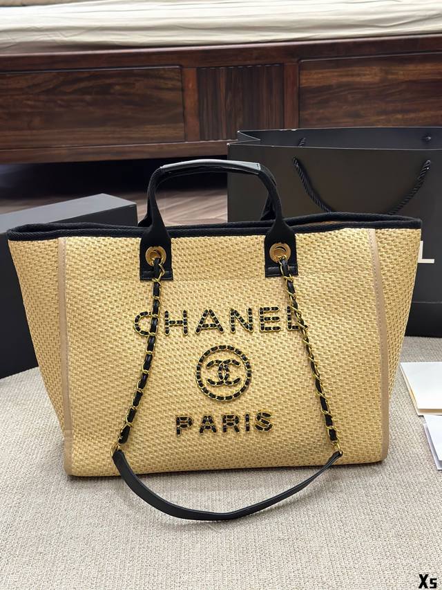 Chanel 春夏新品草编沙滩包 延续19元素1Ogo沙滩购物袋简直就是世纪大结合~彰显小香风的经典元素永不过时！！看到它唯一想法就是迫不期待背去沙滩工