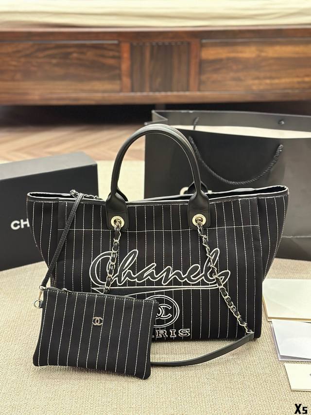 原版布 Chanel 23P托特沙滩包 容量足够大 足够当旅行袋用 23P沙滩托特出门不用考虑搭配什么穿搭都能hold住 随意的