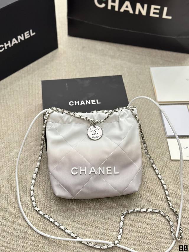 Chanel 金币垃圾袋 慵懒随性又好背 上身满满的惊喜 高级慵懒又随性 彻底心动的一只 Size：20 22Cm Dd - 点击图像关闭