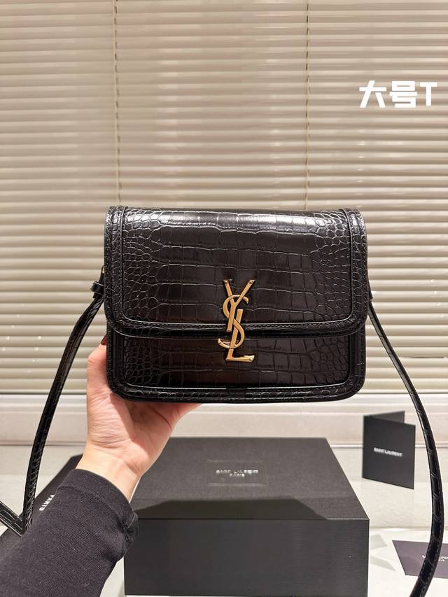 配盒 Ysl 圣罗兰 信封包！Cassandry系列一信封元素的时尚单品低调面世，没有很浮夸的设计更没有抢眼的搭配，简洁的v线条勾勒出整个包的线条更显立