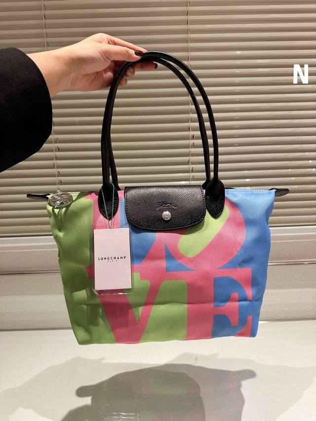 珑骧robert Indiana 联名来啦！ Longchamp X Robert Indiana 系列 珑骧新品联名即将重磅起航 由爱