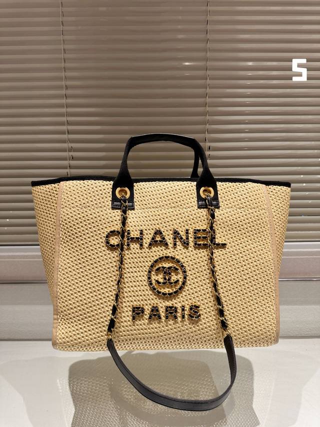 Chanel 春夏新品草编沙滩包 延续19元素1Ogo沙滩购物袋简直就是世纪大结合~彰显小香风的经典元素永不过时！！看到它唯一想法就是迫不期待背去沙滩工